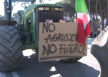 Continua la protesta dei trattori, in 60 al casello A14 di Roseto degli Abruzzi