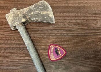 Terrore al centro di accoglienza, un uomo minaccia i presenti brandendo un’ascia: bloccato dalla polizia