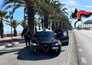 Caos sulla spiaggia, ruba il borsello e picchia un turista: bloccato dai carabinieri extracomunitario 31enne