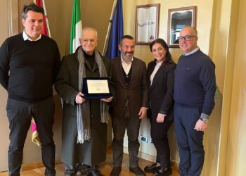 Il “barzellettiere d’Abruzzo” Valerio Basilavecchia premiato con una targa dalla Regione
