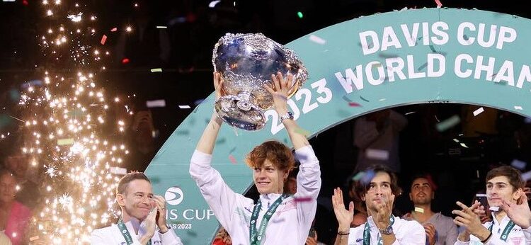 MALAGA, SPAIN - NOVEMBER 26: (L-R) Filippo Volandri, Jannik Sinner, Lorenzo Musetti, Matteo Arnaldi, Lorenzo Sonego and Simone Bolelli of Italy lift the Davis Cup Trophy after their teams victory during the Davis Cup Final match against Australia at Palacio de Deportes Jose Maria Martin Carpena on November 26, 2023 in Malaga, Spain. (Photo by Clive Brunskill/Getty Images for ITF)