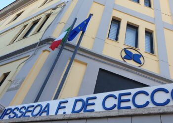 Pugno in faccia al professore durante la lezione: studente sospeso per due mesi