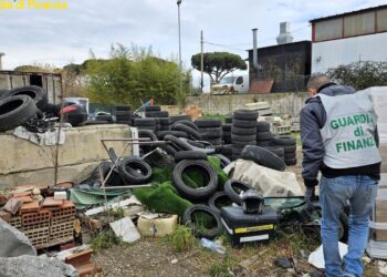La Guardia di finanza scopre una discarica abusiva e rifiuti pericolosi: area sequestrata