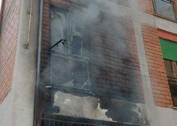 Paura a Sante Marie per un violento incendio: fiamme in un palazzo del centro (foto)