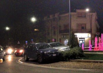 Far west in centro, folle corsa con la cocaina nascosta in auto: speronati e arrestati dalla polizia Locale