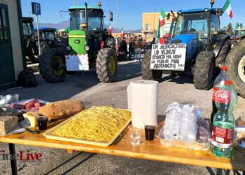 Il pranzo degli agricoltori in protesta all’Aquila