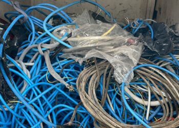 Ruba quasi 90 chili di rame da una rimessa, la polizia lo ferma mentre scavalca la recinzione