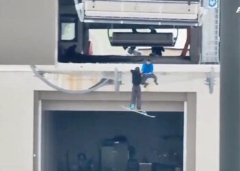 Snowborder scivola dalla seggiovia di Campo Imperatore e resta appeso: è salvo