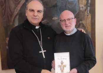 I detenuti donano la Croce della Speranza a Monsignor Fusco