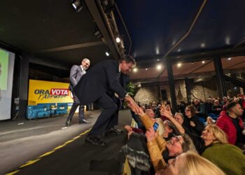 Bagno di folla per Giuseppe Conte al Castello Orsini di Avezzano (fotogallery)