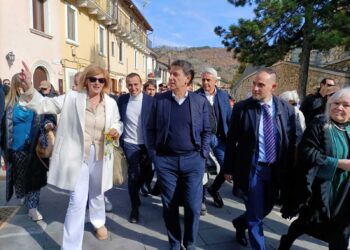 Conte arriva a sorpresa a Celano con la presidente Todde, entusiasmo tra i cittadini (fotogallery)
