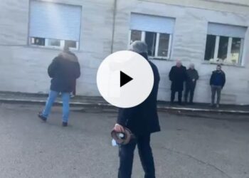 Protesta di D’Alfonso con il megafono: “Inaugurano cantieri che non ci sono, ecco la callarella per la Asl” (I VIDEO)