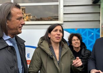 Naiadi, Elly Schlein in visita: “Dopo il tuffo di Marsilio, sigilli alla piscina”