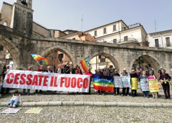 A Sulmona sit-in di alcuni cittadini per chiedere la pace