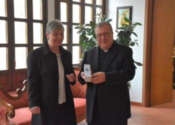 Il Questore Soriente dona a Monsignor Leuzzi l’olio del Giardino della Memoria di Capaci