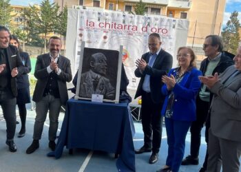 Il Presidente Sospiri inaugura la scultura di cioccolato di D’Annunzio