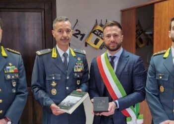 Il sindaco Jwan Costantini incontra il comandante regionale della Guardia di Finanza