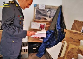 Frode all’ Erario, confiscati quadri, monete e vini per 300 mila euro