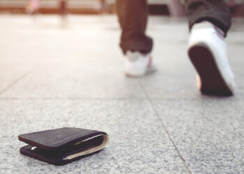 Donna smarrisce il portafogli con 1.895 euro, sessantenne lo restituisce alla polizia