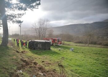 Pulmino con a bordo disabili finisce in una scarpata: conducente e passeggeri in ospedale