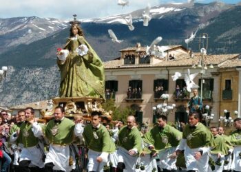 Antiche tradizioni e fede, la Madonna “che scappa” in piazza, estratta la quadriglia