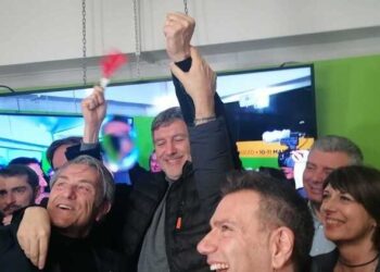 Marco Marsilio vince le elezioni in Abruzzo, confermato presidente: “scritta una pagina di storia”