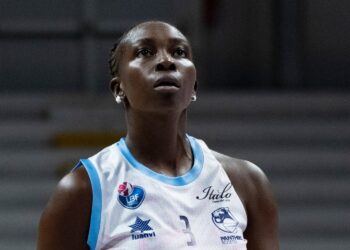 La giocatrice Oumou Kalsoum Tourè saluta le Panthers Roseto