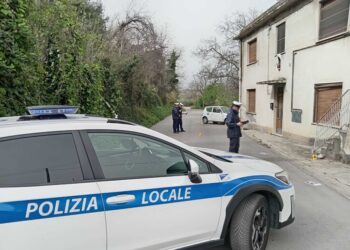 Accusa malore mentre guida e finisce contro un’abitazione: muore la conducente 88enne