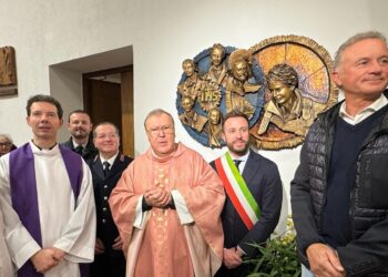 Il reliquario del beato Carlo Acutis benedetto dal Vescovo Leuzzi