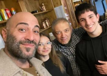 Giuliano Sangiorgi nella Marsica, il leader dei Negramaro pranza in un ristorante e scatta selfie