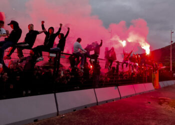 Lanciano dei fumogeni durante Pescara-Latina: arriva la Daspo per 5 tifosi