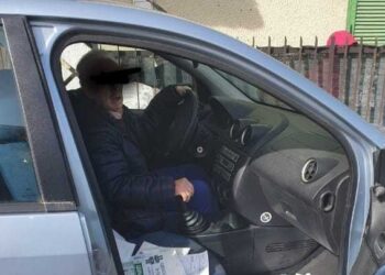 Scappa dalla casa di riposo, torna nella sua abitazione, prende l’auto e si schianta più volte (fotogallery)
