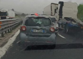 Tragedia sfiorata sull’autostrada, una macchina in fiamme: traffico bloccato