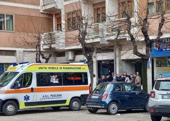 Minaccia suicidio, giovane fermato dopo due giorni sul cornicione di un balcone