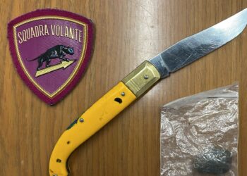 A spasso di notte con un coltello a serramanico e droga nascosti addosso, denunciato un 44enne