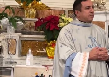 Prete positivo alla cocaina e sospeso: “Il paese del presepe vivente mi porterà lontano come i Magi”