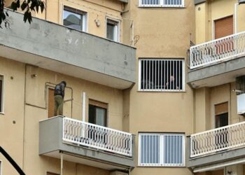 Minaccia di lanciarsi nel vuoto, da oltre 48 ore in piedi sul davanzale senza acqua e cibo