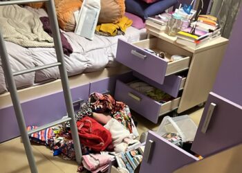 Ladri in casa mettono tutto a soqquadro, la proprietaria: “hanno fatto un macello” (foto)