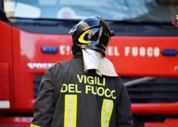 Paura a Tornimparte, incendio in un’officina: i vigili del fuoco domano le fiamme
