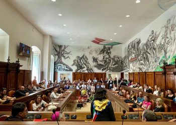 Installata al Palazzo Margherita dell la bandiera della Contrada dell’Aquila di Siena