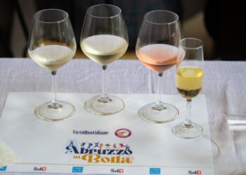 Abruzzo in bolla “alla cieca”, il 7 maggio la degustazione di spumanti con bottiglie coperte