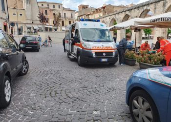 A Sulmona auto si sfrena e finisce contro i tavoli di un bar: 6 feriti