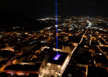 La luce del ricordo, la fiamma della memoria: L’Aquila squarcia il buio per le vittime del terremoto (foto)