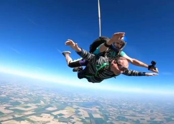 Disabile si lancia con il paracadute: si avvera il sogno di un 52enne abruzzese