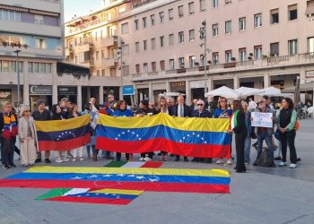 Protesta pacifica di venezuelani residenti a Pescara per elezioni libere nel Paese d’origine