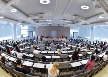 Medicina, verso lo stop al numero chiuso: iscrizione libera per il primo semestre