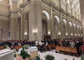 L’abbraccio di migliaia di giovani per l’ultimo saluto a Gioia Muliere, cattedrale gremita per i funerali