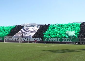 Militello all’Aquila, Striscia lo striscione: la toccante coreografia dei tifosi per l’anniversario del terremoto (foto)