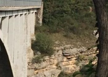 Dramma sul ponte di Salle, 55enne precipita e muore sul colpo: volo di 100 metri