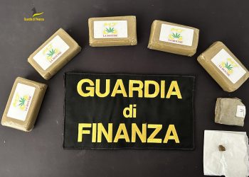 Fermata un’automobile al casello dell’autostrada, a bordo corriere di droga minorenne: arrestato